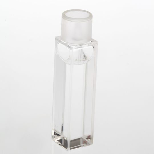 Das Referenzmaterial besteht aus einer heißversiegelten 10 mm UV-Quarz Fluoreszenz-Küvette, gefüllt mit suprareinem Wasser. Das Referenzmaterial besteht aus einer heißversiegelten 10 mm UV-Quarz Fluoreszenz-Küvette, gefüllt mit suprareinem Wasser.