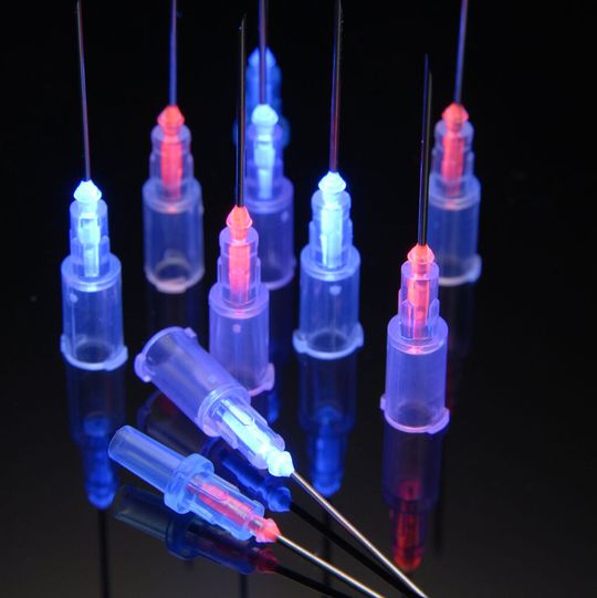 LED-härtender, fluoreszierender Klebstoff für Nadelverklebungen LED-härtender, fluoreszierender Klebstoff für Nadelverklebungen