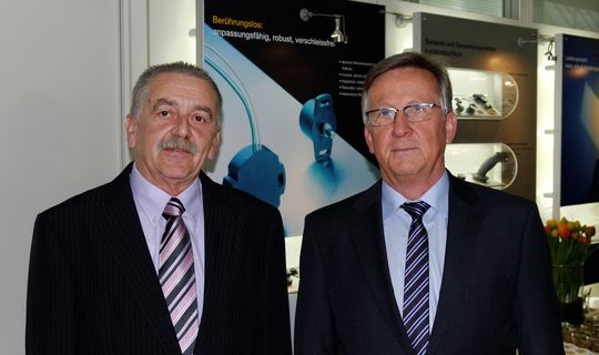 Die Jubilare Adolf Kubitschko (links, Mischungsherstellung) und Andreas Minkenberg (rechts, Entwicklung) haben in den letzten fünf Jahrzehnten zum Erfolg von Novotechnik beigetragen. Die Jubilare Adolf Kubitschko (links, Mischungsherstellung) und Andreas Minkenberg (rechts, Entwicklung) haben in den letzten fünf Jahrzehnten zum Erfolg von Novotechnik beigetragen.