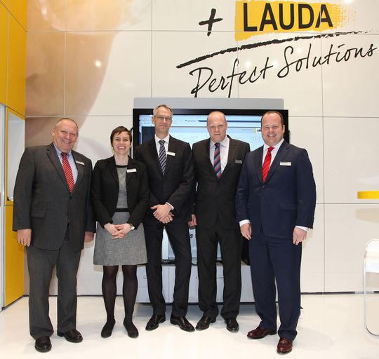 Die Verantwortlichen in der neuen Spartenorganisation bei Lauda (v.l.): Rainer Hartmann (Temperiergeräte), Stefanie Dörflinger (Marketing und Kommunikation), Dr. Ulf Reinhardt (Messgeräte), Frank Jansing (OEM), Dr. Gunther Wobser (geschäftsführender Gesellschafter bei Lauda), nicht im Bild Axel Semrau (verantwortlich für Heiz- und Kühlsysteme). Die Verantwortlichen in der neuen Spartenorganisation bei Lauda (v.l.): Rainer Hartmann (Temperiergeräte), Stefanie Dörflinger (Marketing und Kommunikation), Dr. Ulf Reinhardt (Messgeräte), Frank Jansing (OEM), Dr. Gunther Wobser (geschäftsführender Gesellschafter bei Lauda), nicht im Bild Axel Semrau (verantwortlich für Heiz- und Kühlsysteme).