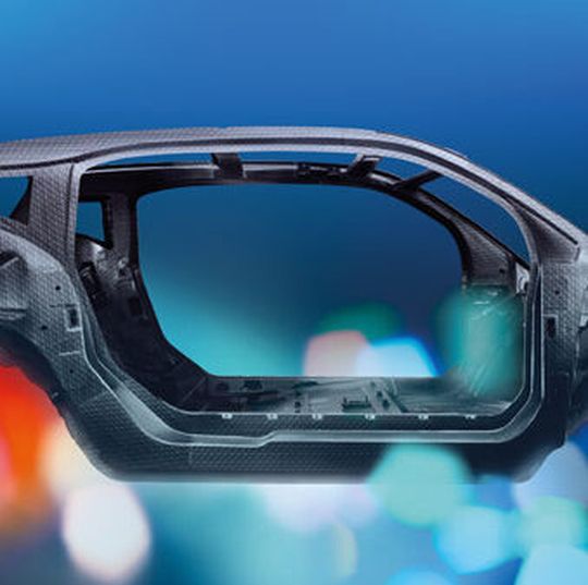 Beim BMW i3 wurde erstmals eine Fahrgastzelle aus Carbon in Serie produziert. Der Werkstoff ist etwa 50 % leichter als Stahl sowie 30 % leichter als Aluminium, aber dennoch hochfest.