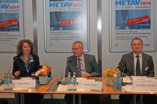 Die vom VDMA neu gegründete Arbeitsgemeinschaft Medizintechnik – vorgestellt auf der Metav, v. l. n. r.: Sylke Becker, Leiterin Pressearbeit des VDMA, Harald Preiml, Vorsitzender der AG Medizintechnik, und Dr. Wilfried Schäfer vom VDW.
