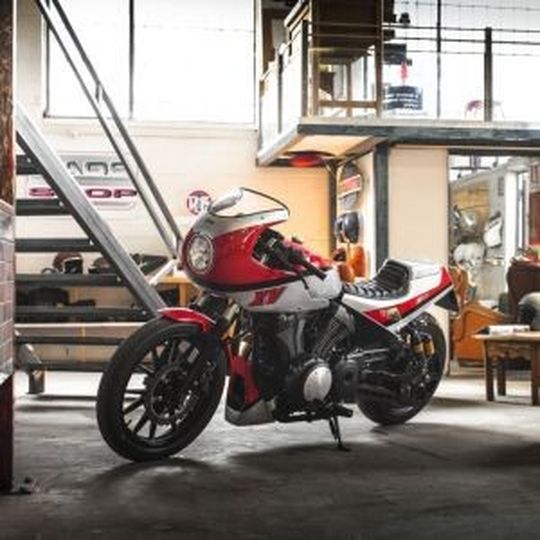 In Zusammenarbeit mit "Low Ride" lässt Yamaha eine Ikone aus den Achtzigern wiederauferstehen. In Zusammenarbeit mit "Low Ride" lässt Yamaha eine Ikone aus den Achtzigern wiederauferstehen.