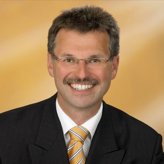 Dr. Thomas Märtz, Vorstandsvorsitzender der Vedes AG: „Die Logistik ist und bleibt damit der wesentliche Treiber unserer Wachstumsstrategie. Parallel soll der Standort Nürnberg mit zentralen Funktionen für die Gesamtgruppe gestärkt und ausgebaut werden.“ Dr. Thomas Märtz, Vorstandsvorsitzender der Vedes AG: „Die Logistik ist und bleibt damit der wesentliche Treiber unserer Wachstumsstrategie. Parallel soll der Standort Nürnberg mit zentralen Funktionen für die Gesamtgruppe gestärkt und ausgebaut werden.“