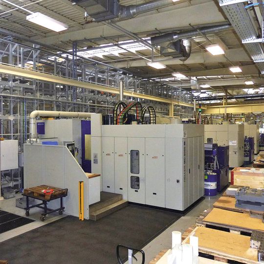 Bild 1: Die neue Fertigungslinie, bestehend aus drei Bearbeitungszentren mit je 531 Werkzeugplätzen und einem Fertigungssystem mit 156 Paletten.