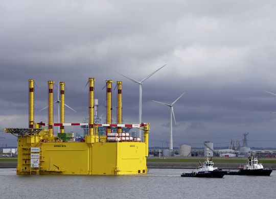 Mit der erfolgreichen Installation der BorWin2-Offshore-Plattform ist der deutsche Offshore-Netzausbau einen großen Schritt vorangekommen. Mit der erfolgreichen Installation der BorWin2-Offshore-Plattform ist der deutsche Offshore-Netzausbau einen großen Schritt vorangekommen.