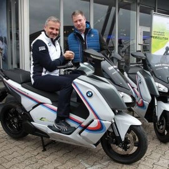 Jens Marquardt, Direktor BMW Motorsport und Henning Putzke, Leiter BMW Motorrad Deutschland, bei der Schlüsselübergabe. Jens Marquardt, Direktor BMW Motorsport und Henning Putzke, Leiter BMW Motorrad Deutschland, bei der Schlüsselübergabe.