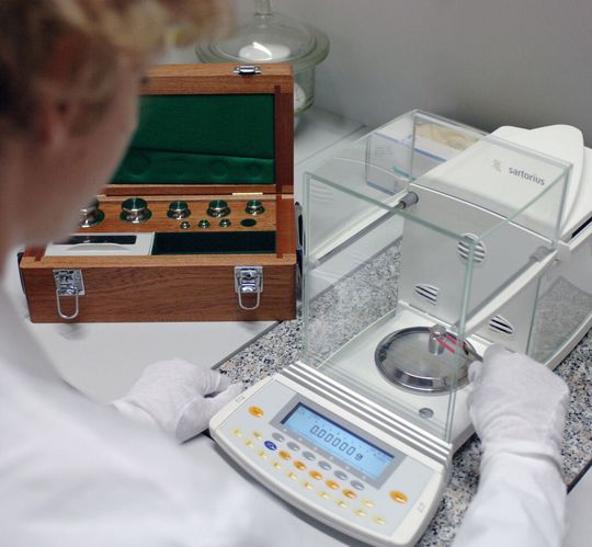 Das Waagen-Prüflabor von Sartorius ist von der internationalen Organisation für das gesetzliche Messwesen (OIML) als offizielles Prüflabor der Physikalisch-Technischen Bundesanstalt (PTB) anerkannt worden. Das Waagen-Prüflabor von Sartorius ist von der internationalen Organisation für das gesetzliche Messwesen (OIML) als offizielles Prüflabor der Physikalisch-Technischen Bundesanstalt (PTB) anerkannt worden.
