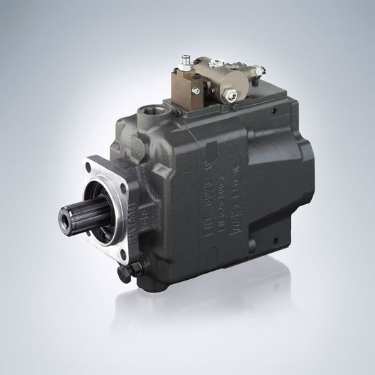 Die Axialkolbenpumpe Typ V60N versorgt in der Straßenkehrmaschine die hydraulischen Verbraucher der Arbeitshydraulik. Sie ist besonders langlebig und robust. Die Axialkolbenpumpe Typ V60N versorgt in der Straßenkehrmaschine die hydraulischen Verbraucher der Arbeitshydraulik. Sie ist besonders langlebig und robust.