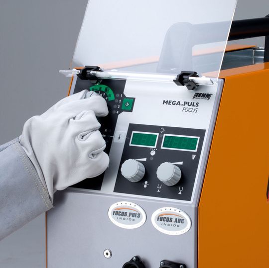 Die neue Mega Puls Focus mit fünf integrierten Schweißprozessen für alle Anwendungen und Materialien. Die neue Mega Puls Focus mit fünf integrierten Schweißprozessen für alle Anwendungen und Materialien.