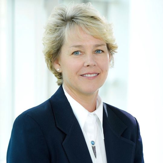Lisa Davis wird im Vorstand der Siemens AG für die Divisionen Power and Gas, Wind Power and Renewables und Power Generation Services sowie für die Regionen Nord- und Südamerika zuständig sein. Lisa Davis wird im Vorstand der Siemens AG für die Divisionen Power and Gas, Wind Power and Renewables und Power Generation Services sowie für die Regionen Nord- und Südamerika zuständig sein.