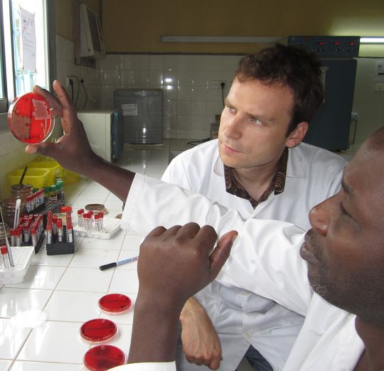 Mediziner und Forscher der Saar-Uni unterstützen afrikanische Kollegen beim Kampf gegen Infektionskrankheiten. Im Bild: Dr. Sören Becker (links) und sein afrikanischer Kollege von der Elfenbeinküste begutachten Staphylokokken-Kolonien. Mediziner und Forscher der Saar-Uni unterstützen afrikanische Kollegen beim Kampf gegen Infektionskrankheiten. Im Bild: Dr. Sören Becker (links) und sein afrikanischer Kollege von der Elfenbeinküste begutachten Staphylokokken-Kolonien.