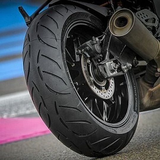 Metzeler M7 RR: Der durchgehende Mittelstreifen im Profil ist gut für die Laufleistung. Metzeler M7 RR: Der durchgehende Mittelstreifen im Profil ist gut für die Laufleistung.