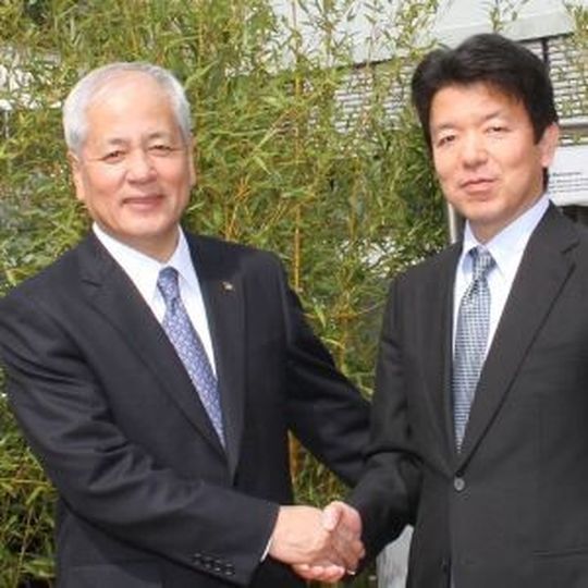 Masatoshi Yoshioka (re.) begrüßt Shigehiko Kiyama (li.). Masatoshi Yoshioka (re.) begrüßt Shigehiko Kiyama (li.).