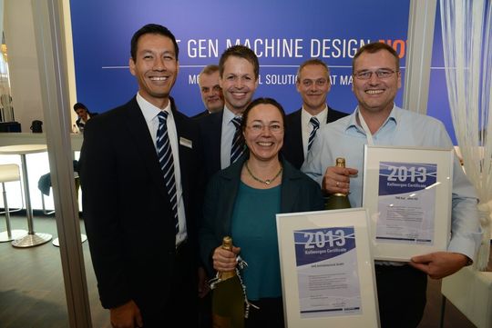 Kollmorgen verlieh auf der SPS/IPC/drives die Auszeichnung „Best European Distributor" an zwei Unternehmen. Zufrieden auf ganzer Linie waren (von links): Dan St. Martin, Theo Loy, Udo Panenka (alle Kollmorgen), Angela Haefner (AHS), Jens Depping (Kollmorgen) und Silvester Tribus (TBM). Kollmorgen verlieh auf der SPS/IPC/drives die Auszeichnung „Best European Distributor" an zwei Unternehmen. Zufrieden auf ganzer Linie waren (von links): Dan St. Martin, Theo Loy, Udo Panenka (alle Kollmorgen), Angela Haefner (AHS), Jens Depping (Kollmorgen) und Silvester Tribus (TBM).