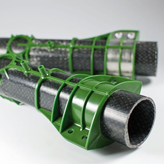 Forscher am ILK arbeiten an der seriengerechten Herstellung dreidimensional gekrümmter Hohlprofile aus textilverstärkten Thermoplasten, die mit Funktionselementen ausrüstbar sind.