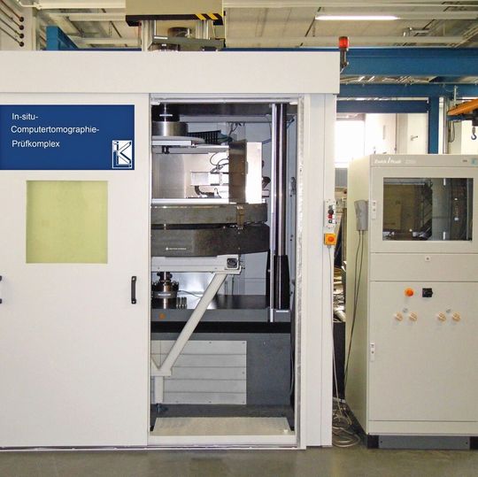 Der neu entwickelte In-Situ-CT-Prüfkomplex am ILK verbessert die FVK-Analyse von Probekörpern und Strukturkomponenten auch unter mehrachsigen Belastungszuständen.
