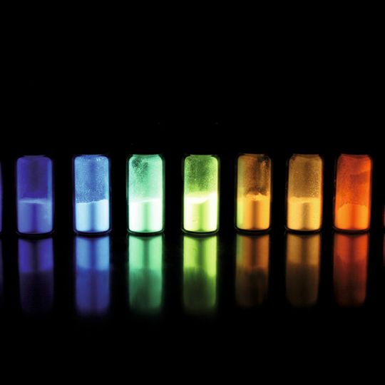 Leuchtende OLED-Farbstoffe unter UV-Licht: Singlet-Harvesting-Emitter sind in der Lage, alle sichtbaren Farben zu erzeugen. Eine tiefblaue Emission ist ebenfalls möglich. Leuchtende OLED-Farbstoffe unter UV-Licht: Singlet-Harvesting-Emitter sind in der Lage, alle sichtbaren Farben zu erzeugen. Eine tiefblaue Emission ist ebenfalls möglich.