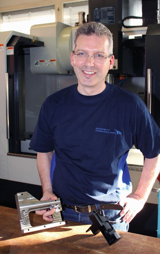 «Diese Bauteile mussten früher bis zu siebenmal eingespannt werden, bis sie komplett bearbeitet waren. Heute fräsen und bohren wir fünfseitig in einer Aufspannung», Marco Andermatt, Inhaber Andermatt Feinmechanik GmbH «Diese Bauteile mussten früher bis zu siebenmal eingespannt werden, bis sie komplett bearbeitet waren. Heute fräsen und bohren wir fünfseitig in einer Aufspannung», Marco Andermatt, Inhaber Andermatt Feinmechanik GmbH