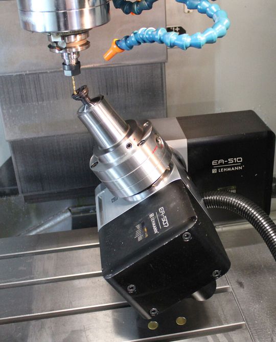 Der Zweiachsen-Drehtisch TF-507510.RR fix von pL Lehmann macht aus einem dreiachsigen Bearbeitungszentrum eine produktive 5-Achs-Maschine. Der Zweiachsen-Drehtisch TF-507510.RR fix von pL Lehmann macht aus einem dreiachsigen Bearbeitungszentrum eine produktive 5-Achs-Maschine.