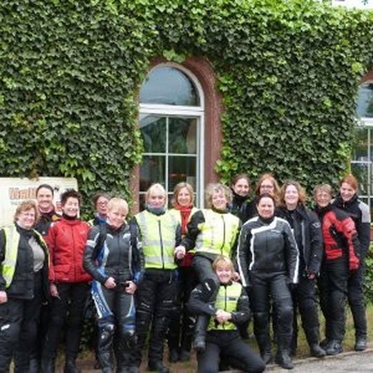Bahnhof Niederwürzbach: Schnell noch ein Gruppenfote, bevor die Bikerinnen zu ihrer jeweiligen Tour aufbrechen. Bahnhof Niederwürzbach: Schnell noch ein Gruppenfote, bevor die Bikerinnen zu ihrer jeweiligen Tour aufbrechen.