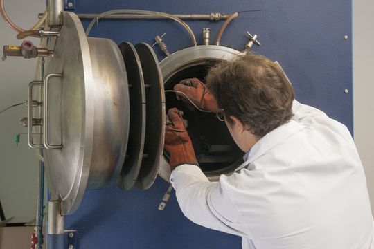 Wärmebehandlung des Pulvers: Christian Gierl-Mayer vor dem Kaltwandofen. Wärmebehandlung des Pulvers: Christian Gierl-Mayer vor dem Kaltwandofen.