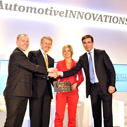 Mercedes-Benz errang beim diesjährigen „Automotive Innovations Award“ von CAM und PwC unter anderem den Preis als "Innovationsstärkste Marke". Professor Stefan Bratzel (l.), Direktor des Center of Automotive (CAM) der Fachhochschule der Wirtschaft in Bergisch Gladbach, Moderatorin Barbara Hahlweg (3.v.l.) und Felix Kuhnert (4.v.l.), Leiter des PwC-Bereichs Automobilindustrie, überreichten den Preis an Prof. Dr. Thomas Weber, Vorstandsmitglied der Daimler AG Konzernforschung & Mercedes-Benz Cars Entwicklung. Mercedes-Benz errang beim diesjährigen „Automotive Innovations Award“ von CAM und PwC unter anderem den Preis als "Innovationsstärkste Marke". Professor Stefan Bratzel (l.), Direktor des Center of Automotive (CAM) der Fachhochschule der Wirtschaft in Bergisch Gladbach, Moderatorin Barbara Hahlweg (3.v.l.) und Felix Kuhnert (4.v.l.), Leiter des PwC-Bereichs Automobilindustrie, überreichten den Preis an Prof. Dr. Thomas Weber, Vorstandsmitglied der Daimler AG Konzernforschung & Mercedes-Benz Cars Entwicklung.
