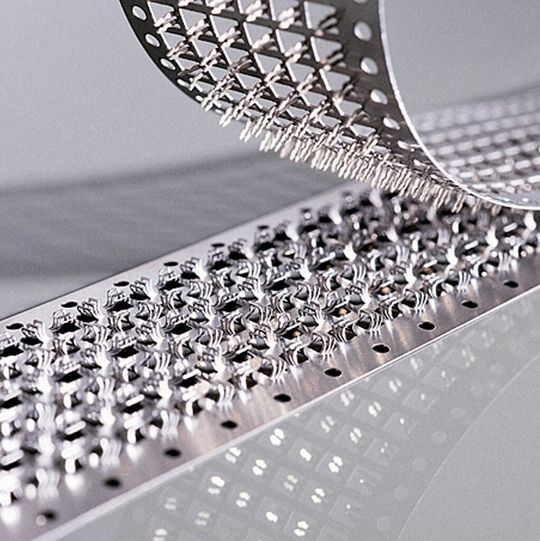 Metaklett ist ein metallischer Klettverschluss. In einem Kooperationsprojekt, in dem Hölzel Entwicklungspartner war, ist es gelungen, das Verbinden mithilfe des Klettprinzips auch auf Stahlfügeteile zu übertragen. Metaklett ist ein metallischer Klettverschluss. In einem Kooperationsprojekt, in dem Hölzel Entwicklungspartner war, ist es gelungen, das Verbinden mithilfe des Klettprinzips auch auf Stahlfügeteile zu übertragen.