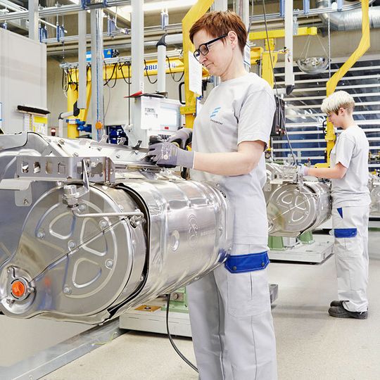 Die Produktion im neuen Eberspächer-Werk im sächsischen Wilsdruff ist vollständig angelaufen. Das Unternehmen produziert hier Nutzfahrzeug-Abgasanlagen die der Euro-6-Norm entsprechen. Die Produktion im neuen Eberspächer-Werk im sächsischen Wilsdruff ist vollständig angelaufen. Das Unternehmen produziert hier Nutzfahrzeug-Abgasanlagen die der Euro-6-Norm entsprechen.