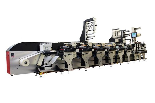 Rund 15 Kontrastsensoren steuern den Druck- und Schneidevorgang in einer Flexodruckmaschine FL-3 des britischen Herstellers Edale. Rund 15 Kontrastsensoren steuern den Druck- und Schneidevorgang in einer Flexodruckmaschine FL-3 des britischen Herstellers Edale.