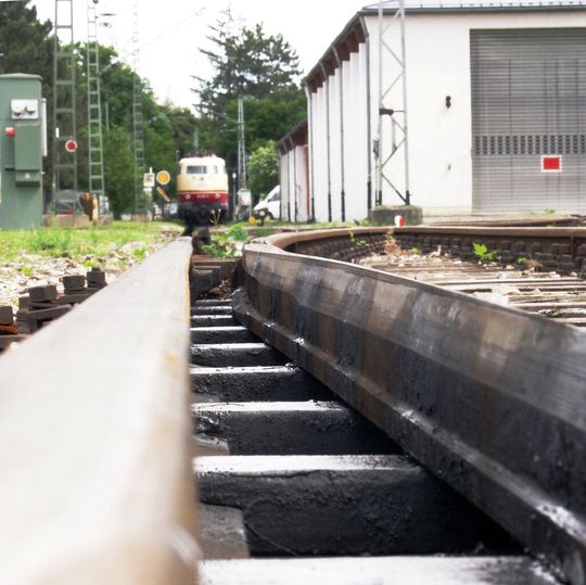 Die Lithiumfette Rhenus LSN 04 und Rhenus LWN 04 erfüllen die hohen Anforderungen, die Bahnbetreiber an die Weichenschmierung stellen.