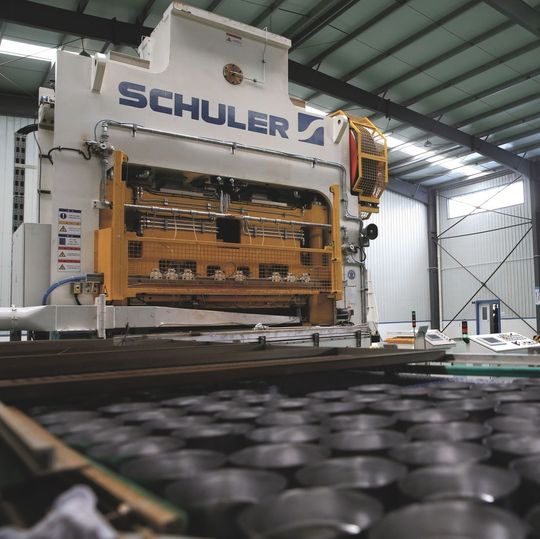Die Napfpresse DA 140 ist das Herzstück einer Produktionslinie des chinesischen Getränkedosen-Herstellers Beihai Jinmeng. Die Napfpresse DA 140 ist das Herzstück einer Produktionslinie des chinesischen Getränkedosen-Herstellers Beihai Jinmeng.