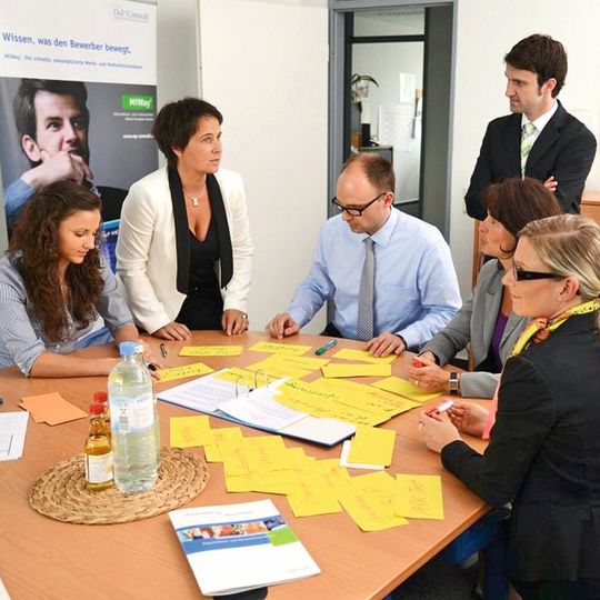 Im Potenzialanalyse-Prozess simuliert das Organisations- und Potenzialuntersuchungs-System zielgerichtet die Komplexität von Situationen, um vakante Rollen optimal zu besetzen. Im Potenzialanalyse-Prozess simuliert das Organisations- und Potenzialuntersuchungs-System zielgerichtet die Komplexität von Situationen, um vakante Rollen optimal zu besetzen.