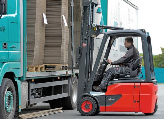 Mit der neuen Generation der Baureihe E12 bis E20 EVO hat der Staplerhersteller Linde seine Erfolgsmodelle technisch nochmals verbessert, um neue Ausstattungsmerkmale ergänzt und an geänderte Anforderungen angepasst. Mit der neuen Generation der Baureihe E12 bis E20 EVO hat der Staplerhersteller Linde seine Erfolgsmodelle technisch nochmals verbessert, um neue Ausstattungsmerkmale ergänzt und an geänderte Anforderungen angepasst.