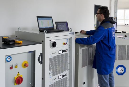 TÜV Süd-Experten zertifizieren Wechselrichtern und Solarspeichern.