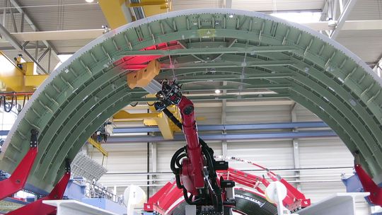 Prüfroboter bei der Vollständigkeitsprüfung einer Flugzeugrumpfschale. Prüfroboter bei der Vollständigkeitsprüfung einer Flugzeugrumpfschale.