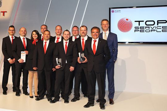 Die deutschen Teilnehmer mit Vertretern des Importeurs (v.li.): Thomas Klandorf, Markus Poser, Elina Goldmann (alle Seat Deutschland), Steffen Schlager (AH Fehrmann), Ronny Stumpf (Schnurrer Autocenter), Chris Schneider (Ehrhardt AG), Tobias Zehe (Schuler + Eisner), Jan Klages (Lars Automobile), Reiner Baumgärtner (Schuler + Eisner), Giovanni Grungo, Kristian Kremer (beide Seat Deutschland).