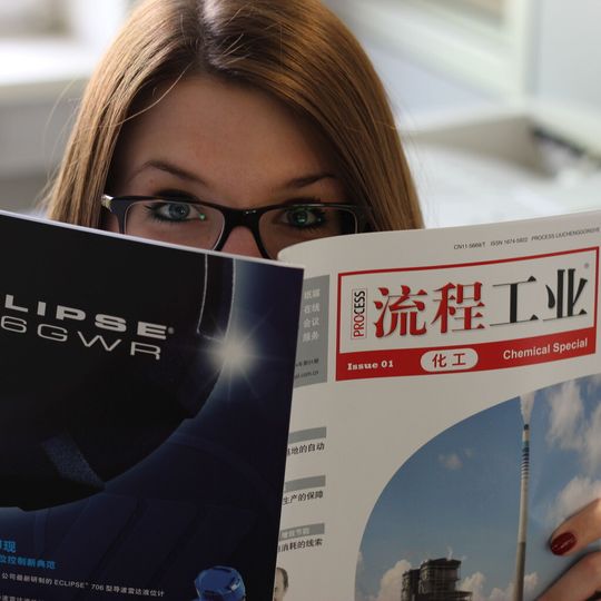 Erwischt! PROCESS-Mediaberaterin Katharina Flügge bestaunt die PROCESS China.