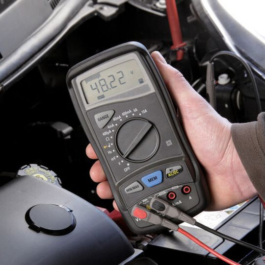 Ab 2016 wird es in der Automobiltechnik ein Zwei-Spannungs-Bordnetz geben. Die bisher verwendeten 12 V-Relais zum Schalten der Batterieversorgung beispielsweise sind jedoch für die 48-V-Architektur nicht mehr geeignet. Trennelemente aus dem Hochvoltbereich stellen hingegen keine wirtschaftliche Lösung dar. Ab 2016 wird es in der Automobiltechnik ein Zwei-Spannungs-Bordnetz geben. Die bisher verwendeten 12 V-Relais zum Schalten der Batterieversorgung beispielsweise sind jedoch für die 48-V-Architektur nicht mehr geeignet. Trennelemente aus dem Hochvoltbereich stellen hingegen keine wirtschaftliche Lösung dar.