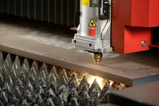 Aufgrund der hervorragenden Eigenschaften können Hardox 500 Stahlbleche bis zu einer Stärke von 25 mm sehr gut und ohne Nachbearbeitung lasergeschnitten werden. Aufgrund der hervorragenden Eigenschaften können Hardox 500 Stahlbleche bis zu einer Stärke von 25 mm sehr gut und ohne Nachbearbeitung lasergeschnitten werden.
