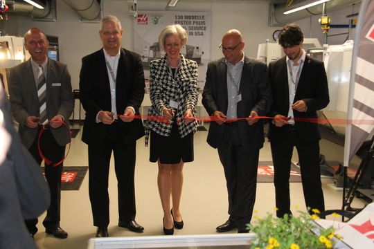 Von links: Klaus Krebs vom Berufsförderungswerk Schömberg/pro.Di, Peter Zierhut von Haas Automation sowie Ulrike Zich, die Bezirksvorsteherin Stuttgart-Weilimdorf und Bernd Katzenmeier, Geschäftsführer von Katzenmeier, eröffneten das 78. und zugleich größte H-Tec (Haas techical education Center) in Stuttgart-Weilimdorf. Zwei weitere Center werden in den nächsten Wochen in Europa eröffnet, wie die Haas-Leute erwähnten.Wer Interesse hat, findet nach den Bildern zur Eröffung des H-Tec eine umfangreiche Bilderserie mit Einblicken und Impressionen vom Maschinenbau im Haas-Hauptwerk in Oxnard, Californien. Von links: Klaus Krebs vom Berufsförderungswerk Schömberg/pro.Di, Peter Zierhut von Haas Automation sowie Ulrike Zich, die Bezirksvorsteherin Stuttgart-Weilimdorf und Bernd Katzenmeier, Geschäftsführer von Katzenmeier, eröffneten das 78. und zugleich größte H-Tec (Haas techical education Center) in Stuttgart-Weilimdorf. Zwei weitere Center werden in den nächsten Wochen in Europa eröffnet, wie die Haas-Leute erwähnten.Wer Interesse hat, findet nach den Bildern zur Eröffung des H-Tec eine umfangreiche Bilderserie mit Einblicken und Impressionen vom Maschinenbau im Haas-Hauptwerk in Oxnard, Californien.