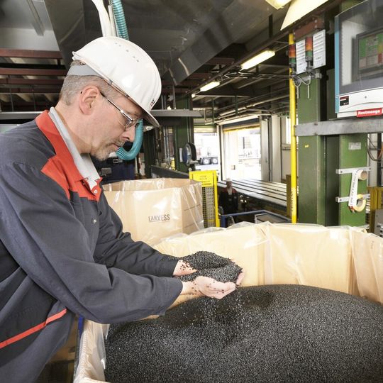 Lanxess betreibt am Standort Uerdingen eine der weltweit größten Produktionen für Hochleistungskunststoffe. Lanxess betreibt am Standort Uerdingen eine der weltweit größten Produktionen für Hochleistungskunststoffe.