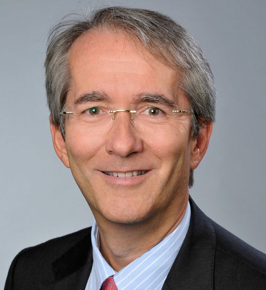 „Es ist uns gelungen, aus dem potenziell klimaschädlichen Abgas einen nützlichen Rohstoff zu machen. Das hilft der Umwelt und den Menschen – wir alle profitieren davon“, sagt Patrick Thomas, Vorstandsvorsitzender von Bayer MaterialScience.