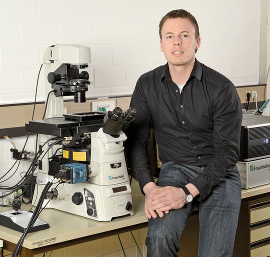 „Mit dem System ist es möglich, automatisiert Zellen gewünschter Größe in vorher definierten Abständen oder Mustern zu platzieren“, sagt Stephan Stürwald, Gruppenleiter Mikro- und Nanometrologie, Abteilung Produktionsmesstechnik am Fraunhofer IPT. „Mit dem System ist es möglich, automatisiert Zellen gewünschter Größe in vorher definierten Abständen oder Mustern zu platzieren“, sagt Stephan Stürwald, Gruppenleiter Mikro- und Nanometrologie, Abteilung Produktionsmesstechnik am Fraunhofer IPT.