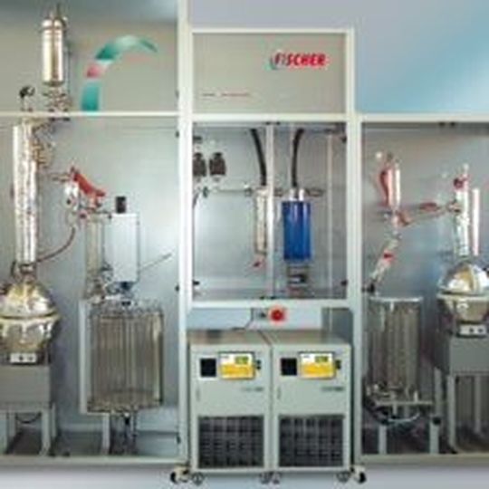 Mit Thermostaten Temperaturschwankungen bei der Destillation verhindern. Mit Thermostaten Temperaturschwankungen bei der Destillation verhindern.