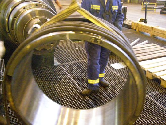 Anwendungsbeispiel: Demontage von Lagerringen bei einem Aluminiumproduzenten mit dem Mittelfrequenz-Induktionsanwärmer BETEX MF Quick-Heater mit 33 kW. Die Lagerringe wurden innerhalb von circa 10 Minuten auf 75 °C bis 80 °C erwärmt.