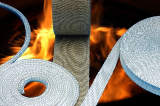 Die Hightech-Textilie ZETEX Plus von Kager besteht aus fein texturiertem, extrem dicht verwebtem Glasfasergarn. Die Hightech-Textilie ZETEX Plus von Kager besteht aus fein texturiertem, extrem dicht verwebtem Glasfasergarn.