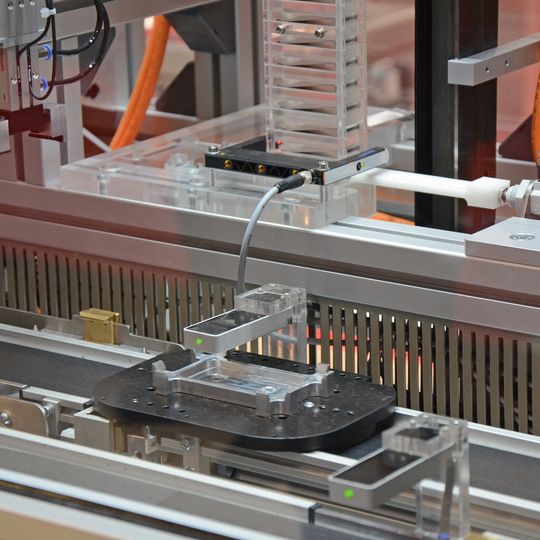 Ein Schritt zu Industrie 4.0: Das Bauteil sendet per RFID seine Daten an die Maschine, damit diese die nächsten Bearbeitungsschritte weiß. Ein Schritt zu Industrie 4.0: Das Bauteil sendet per RFID seine Daten an die Maschine, damit diese die nächsten Bearbeitungsschritte weiß.