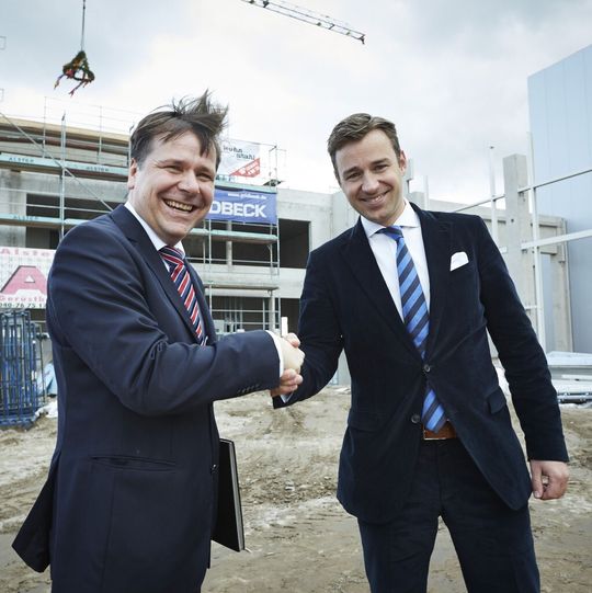 V.l.: Jan-Oliver Siebrand von der Handelskammer Hamburg gratuliert Frigo-Geschäftsführer Florian Redlefsen zum Bau des dritten Kühllagers. V.l.: Jan-Oliver Siebrand von der Handelskammer Hamburg gratuliert Frigo-Geschäftsführer Florian Redlefsen zum Bau des dritten Kühllagers.