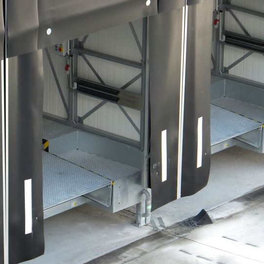 Alle Loadhouses sind Stufenversionen, geeignet für das Andocken mit geschlossenen Lkw-Türen. Alle Loadhouses sind Stufenversionen, geeignet für das Andocken mit geschlossenen Lkw-Türen.